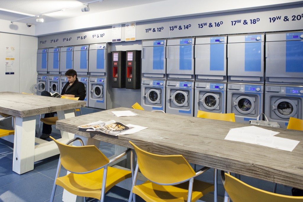 , Moderne Self-Service wasserette op de universiteits-campus in Diemen